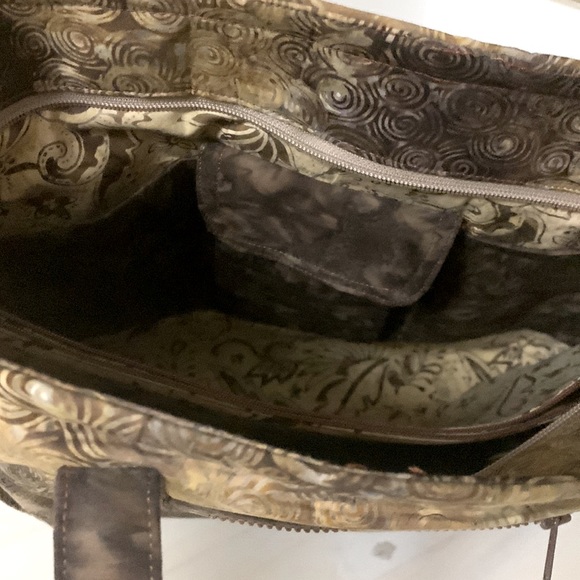 Large tote with multiple exterior and interior pockets - Picture 5 of 7